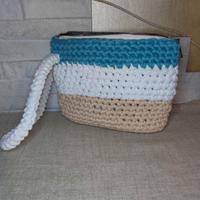 pochette artigianale all'uncinetto 