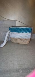 pochette artigianale all'uncinetto 