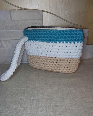 pochette artigianale all'uncinetto 