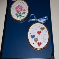 Set S.Valentino n.2 cornici dorate ricamo a mano 