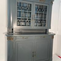 Credenza grigia con vetrina