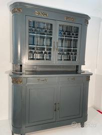 Credenza grigia con vetrina