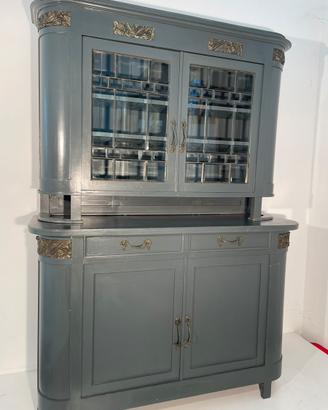 Credenza grigia con vetrina