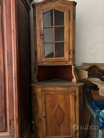 Vetrinetta in legno angolare d’antiquariato