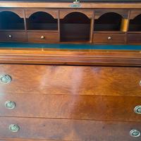 Trittico Classico: Elegante Secretaire a Cilindro 