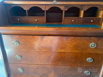Trittico Classico: Elegante Secretaire a Cilindro 