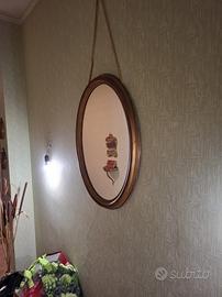 Specchiera ovale da muro patina dorata 