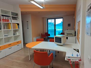 Postazione attrezzata per ufficio