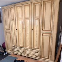 Armadio artigianale in legno dipinto