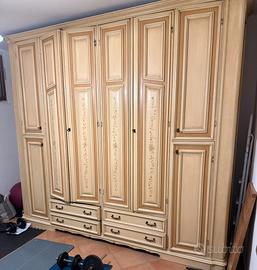 Armadio artigianale in legno dipinto
