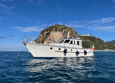 Imbarcazione a motore