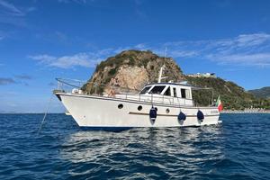 Imbarcazione a motore