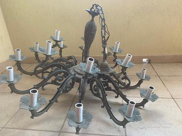 Grande candelabro vintage in metallo lavorato
