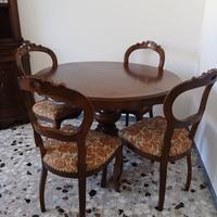 Tavolo rotondo estraibile con quattro sedie