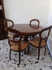 Tavolo rotondo estraibile con quattro sedie