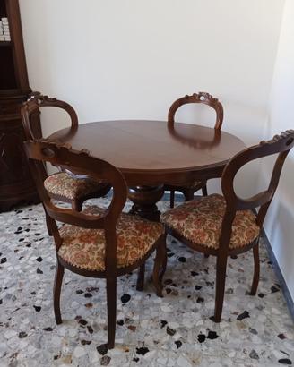 Tavolo rotondo estraibile con quattro sedie