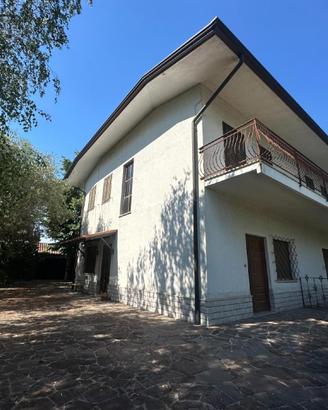 SPAZIOSA CASA SINGOLA CON GIARDINO - trasformab...