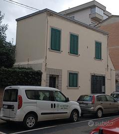 Intera palazzina libera su 4 lati