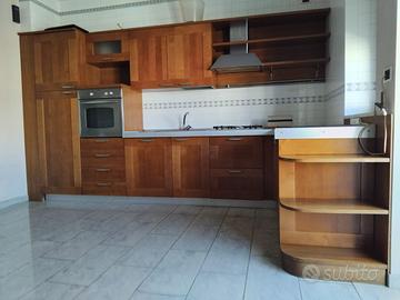 Cucina completa con tavolo e 4 sedie