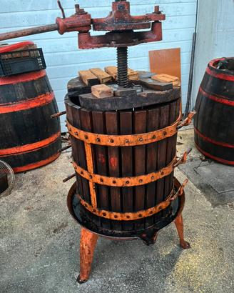 Torchio da vino antico in legno – funzionante