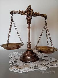 Antica bilancia della giustizia in ottone