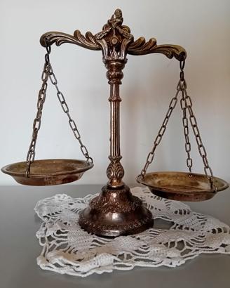 Antica bilancia della giustizia in ottone