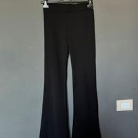 Pantaloni neri flare a zampa eleganti vita media