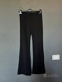 Pantaloni neri flare a zampa eleganti vita media