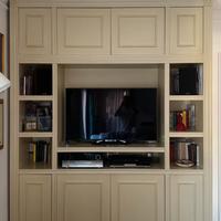 Mobile soggiorno effetto boiserie.