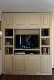 Mobile soggiorno effetto boiserie.