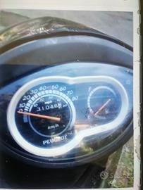 Scooter colore nero con bauletto