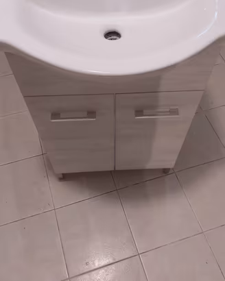 mobile bagno con lavabo in ceramica 
