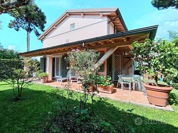 Villa di 210 m² con più di 5 locali a Pietrasanta