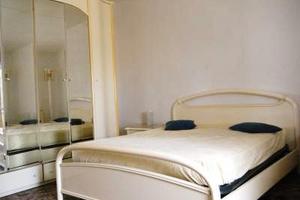 Villa indipendente a trasfertisti e militari