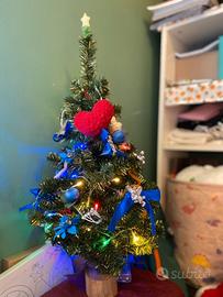 Alberello di Natale artificiale con decorazioni