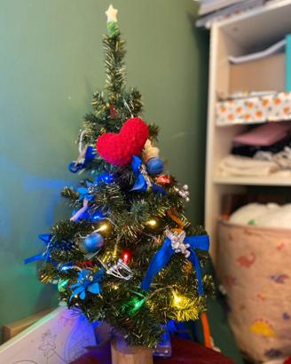 Alberello di Natale artificiale con decorazioni