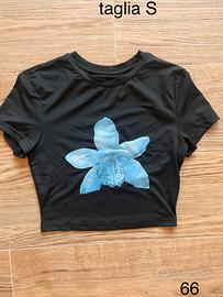 Crop top t-shirt nera con stampa orchidea azzurra