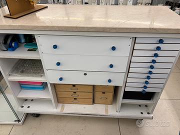 Bancone bianco con ruote e ripiano in marmo