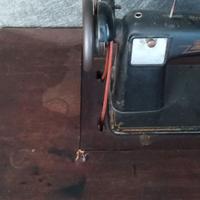 Macchina da cucire Zeus con base in legno. Oggetto