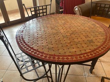 Tavolo rotondo in ferro battuto con sedie