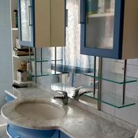 mobile bagno con lavandino e specchio
