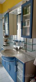 mobile bagno con lavandino e specchio