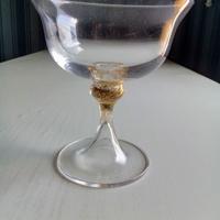 Coppa in vetro trasparente con pagliuzze color oro