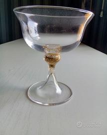 Coppa in vetro trasparente con pagliuzze color oro