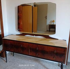Comò vintage con specchio