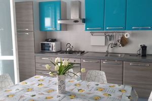 Luminoso appartamento con piscina a Macari