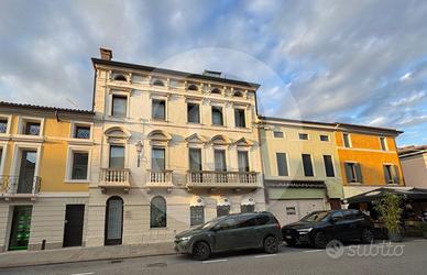 Prestigioso Ufficio al Piano Terra in Palazzo Stor
