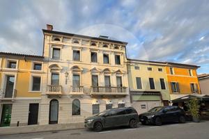 Prestigioso Ufficio al Piano Terra in Palazzo Stor
