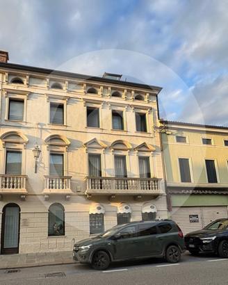 Prestigioso Ufficio al Piano Terra in Palazzo Stor