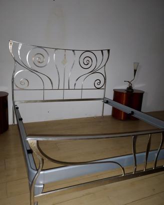 Letto matrim. in ferro battuto con foglia argento 